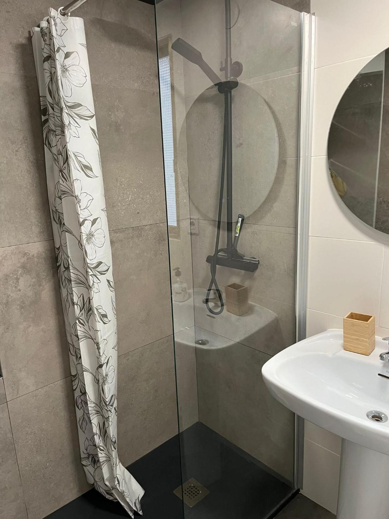 Centrally-Located, Spacious Flat At Historic Centre & Short Walk To Beach Alicante Eksteriør billede