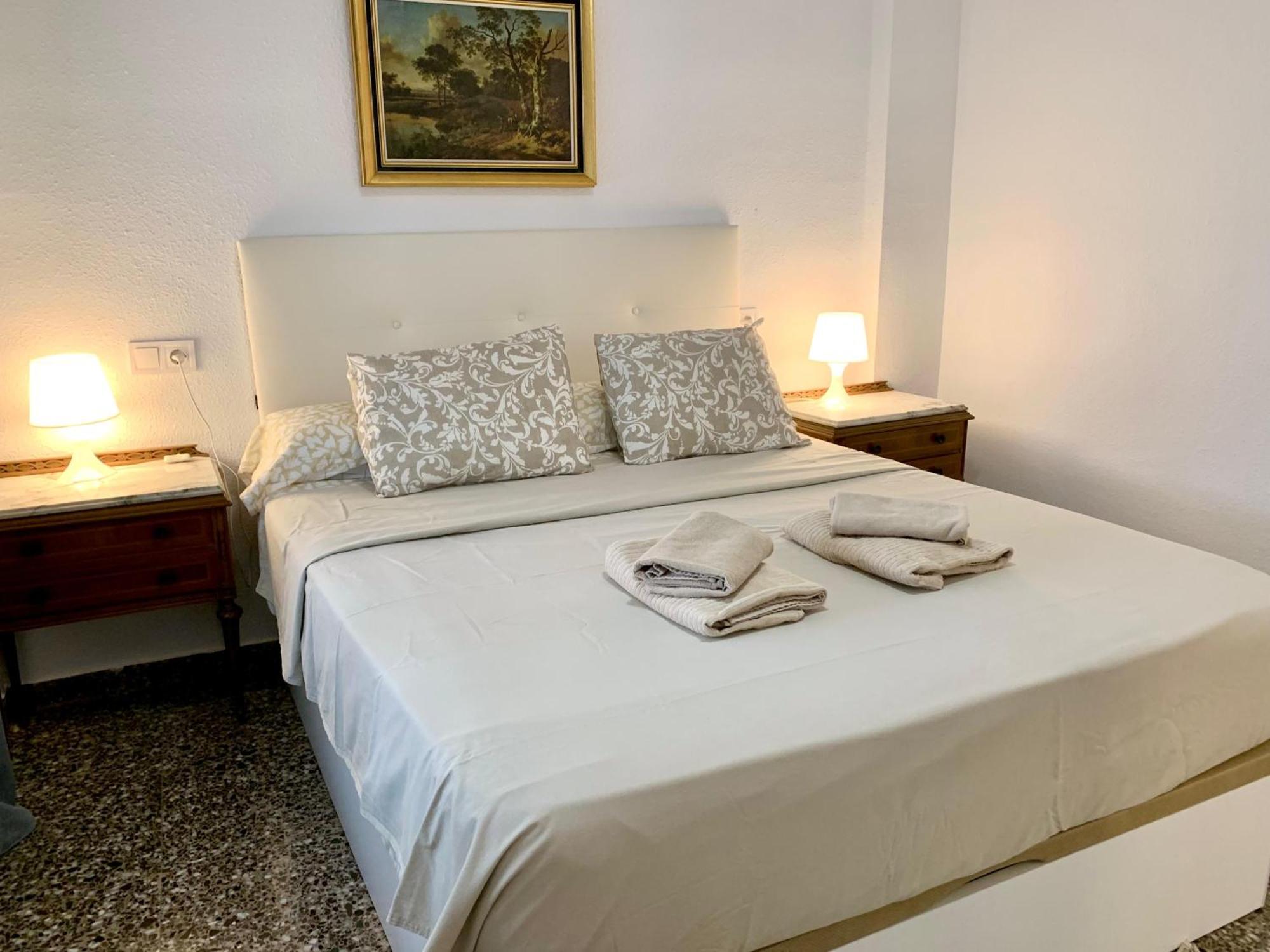 Centrally-Located, Spacious Flat At Historic Centre & Short Walk To Beach Alicante Eksteriør billede