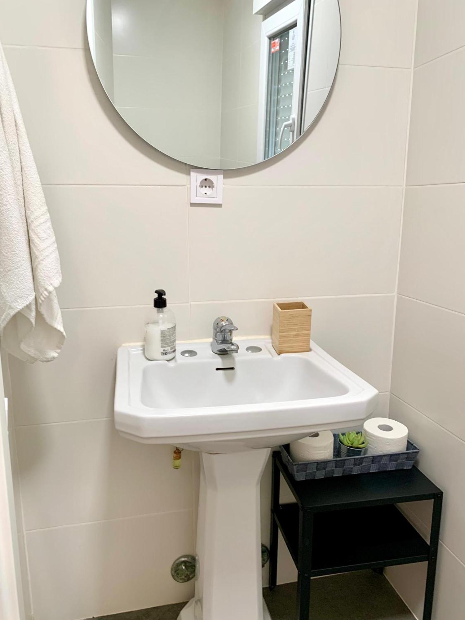 Centrally-Located, Spacious Flat At Historic Centre & Short Walk To Beach Alicante Eksteriør billede