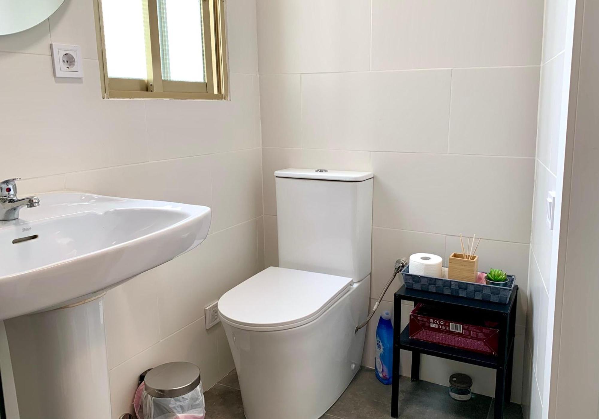 Centrally-Located, Spacious Flat At Historic Centre & Short Walk To Beach Alicante Eksteriør billede