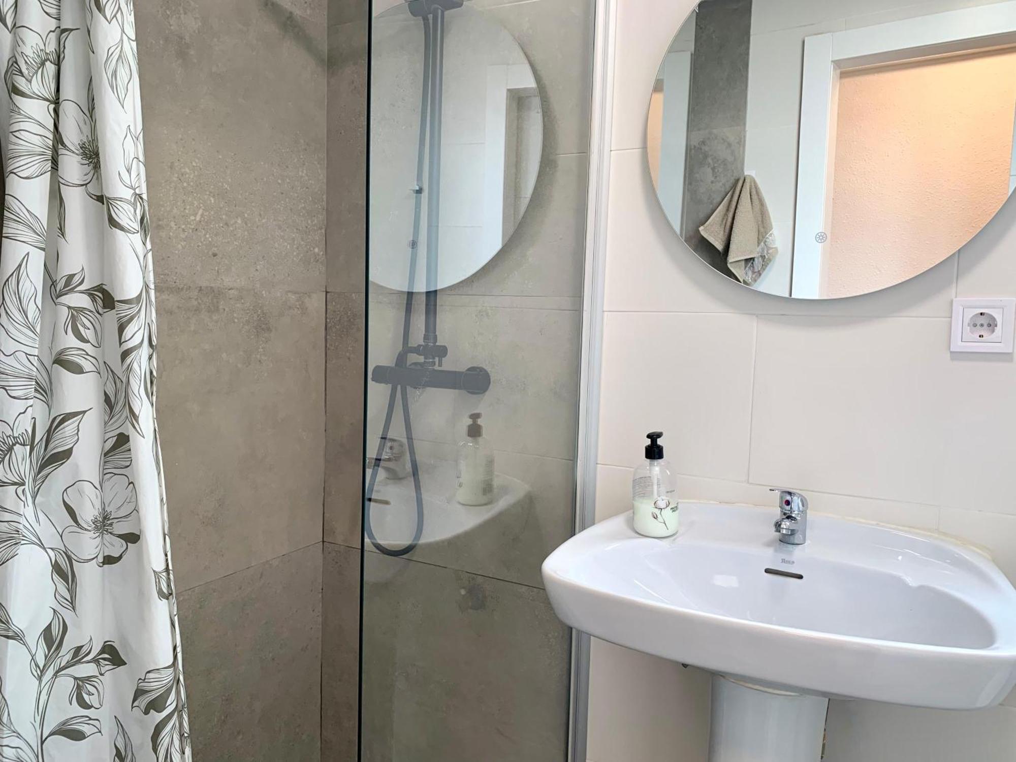 Centrally-Located, Spacious Flat At Historic Centre & Short Walk To Beach Alicante Eksteriør billede