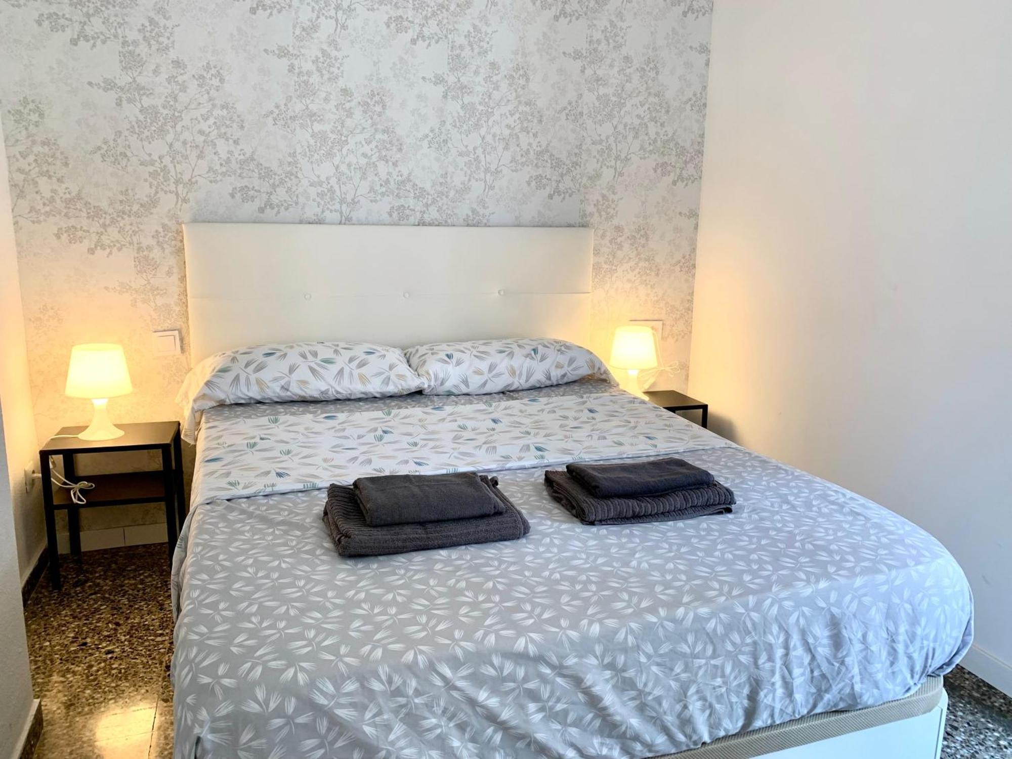 Centrally-Located, Spacious Flat At Historic Centre & Short Walk To Beach Alicante Eksteriør billede